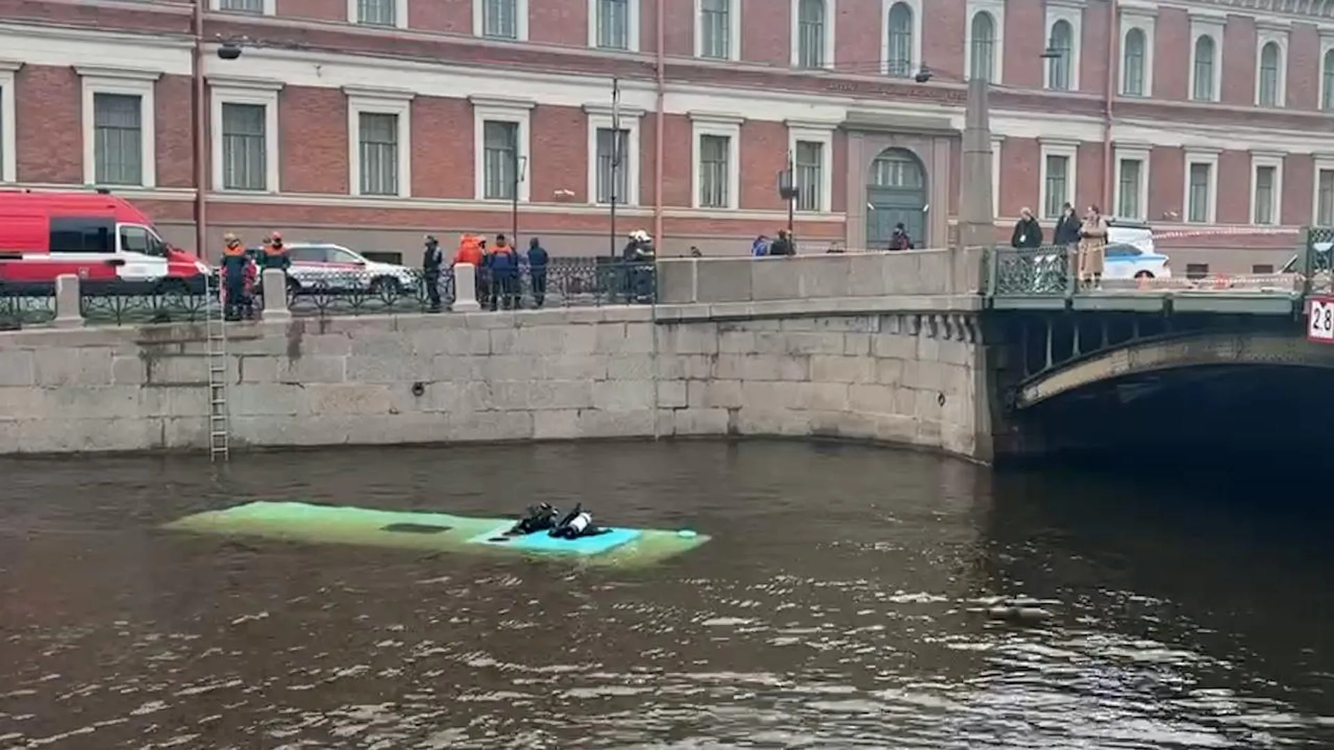 У владельца упавшего в Мойку автобуса нашли многомиллионные штрафы |  Российские новости - 360tv News