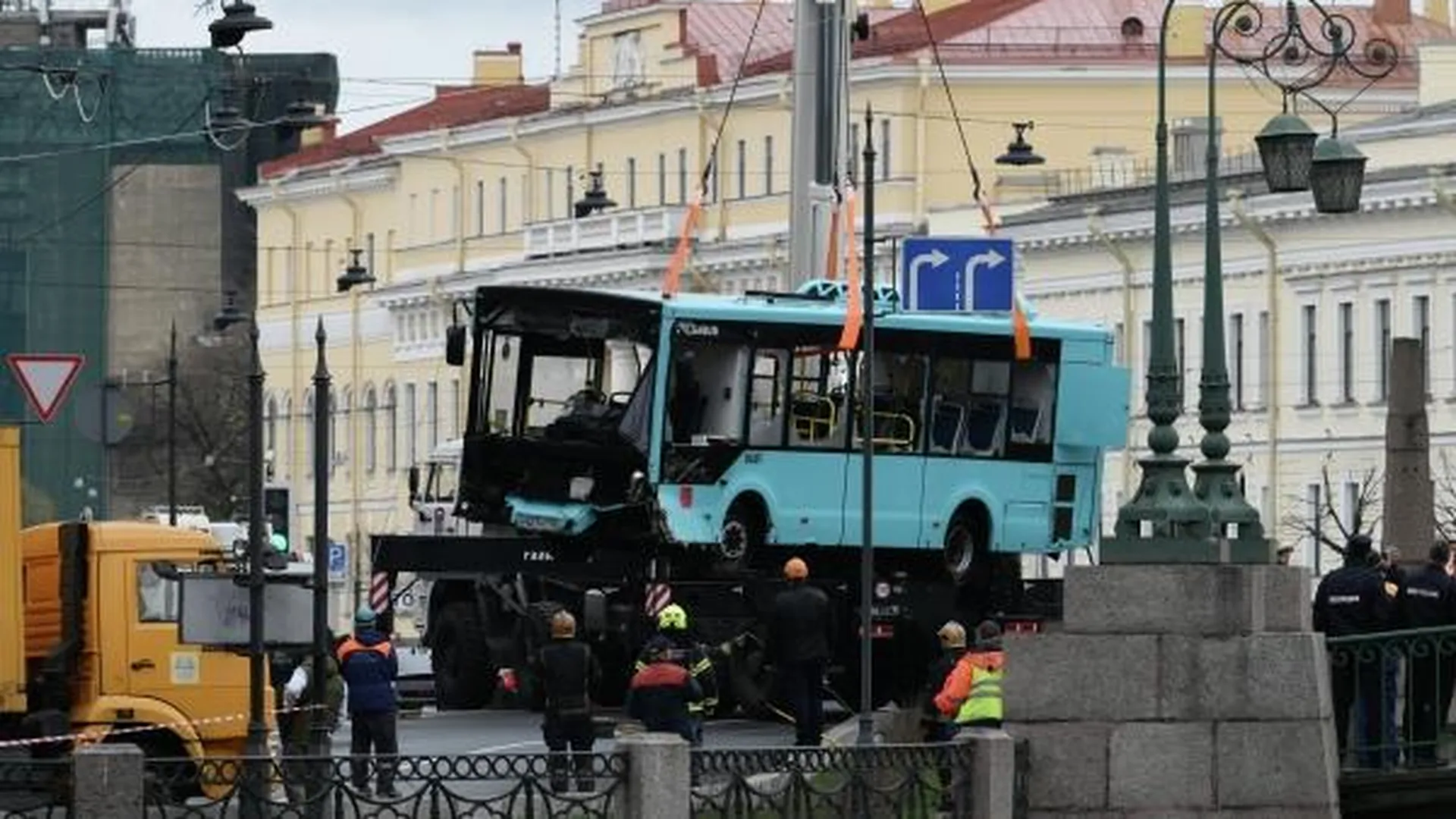 Упавший с моста в Петербурге автобус извлекли из воды | Российские новости  - 360tv News