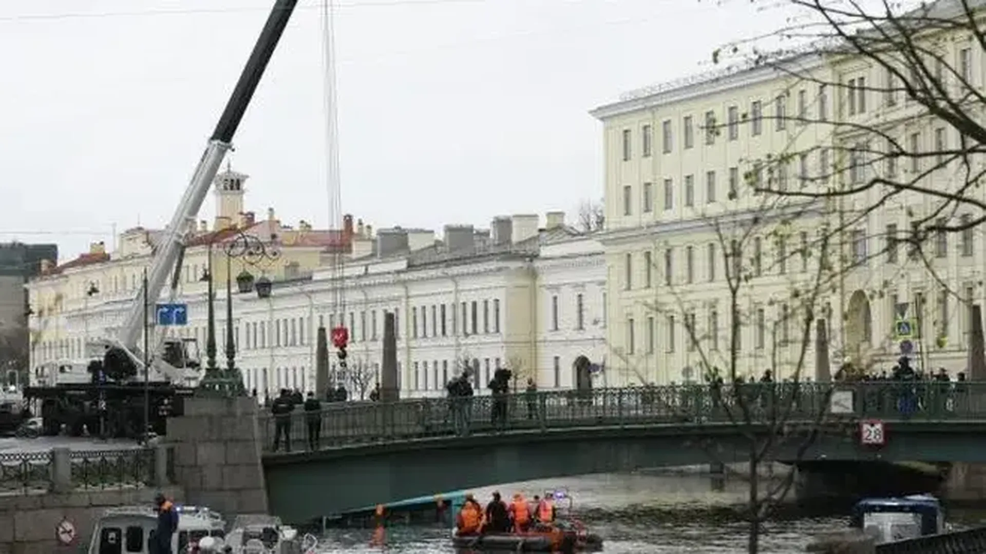 Прислонялся к потолку губами». Пассажир утонувшего автобуса рассказал о  своем спасении | Российские новости - 360tv News