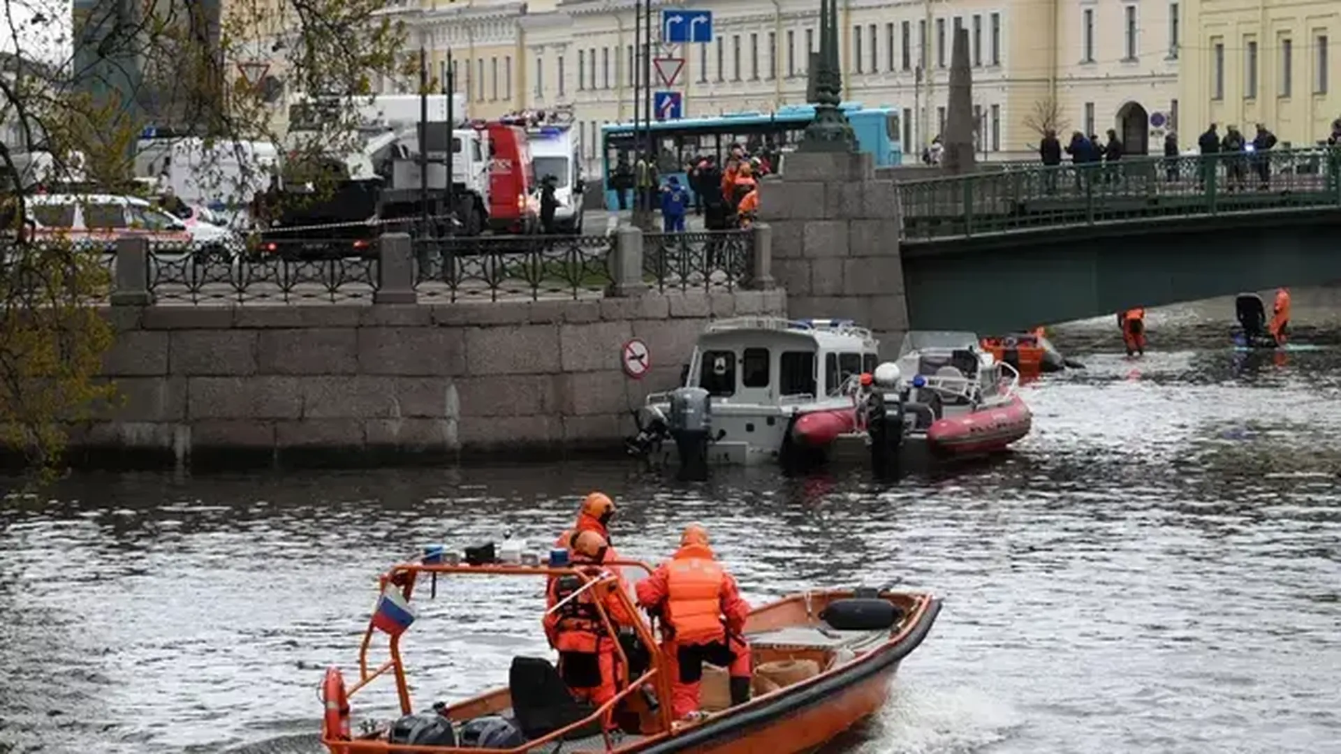 Появилось видео с камер из салона утонувшего в Мойке автобуса | Российские  новости - 360tv News