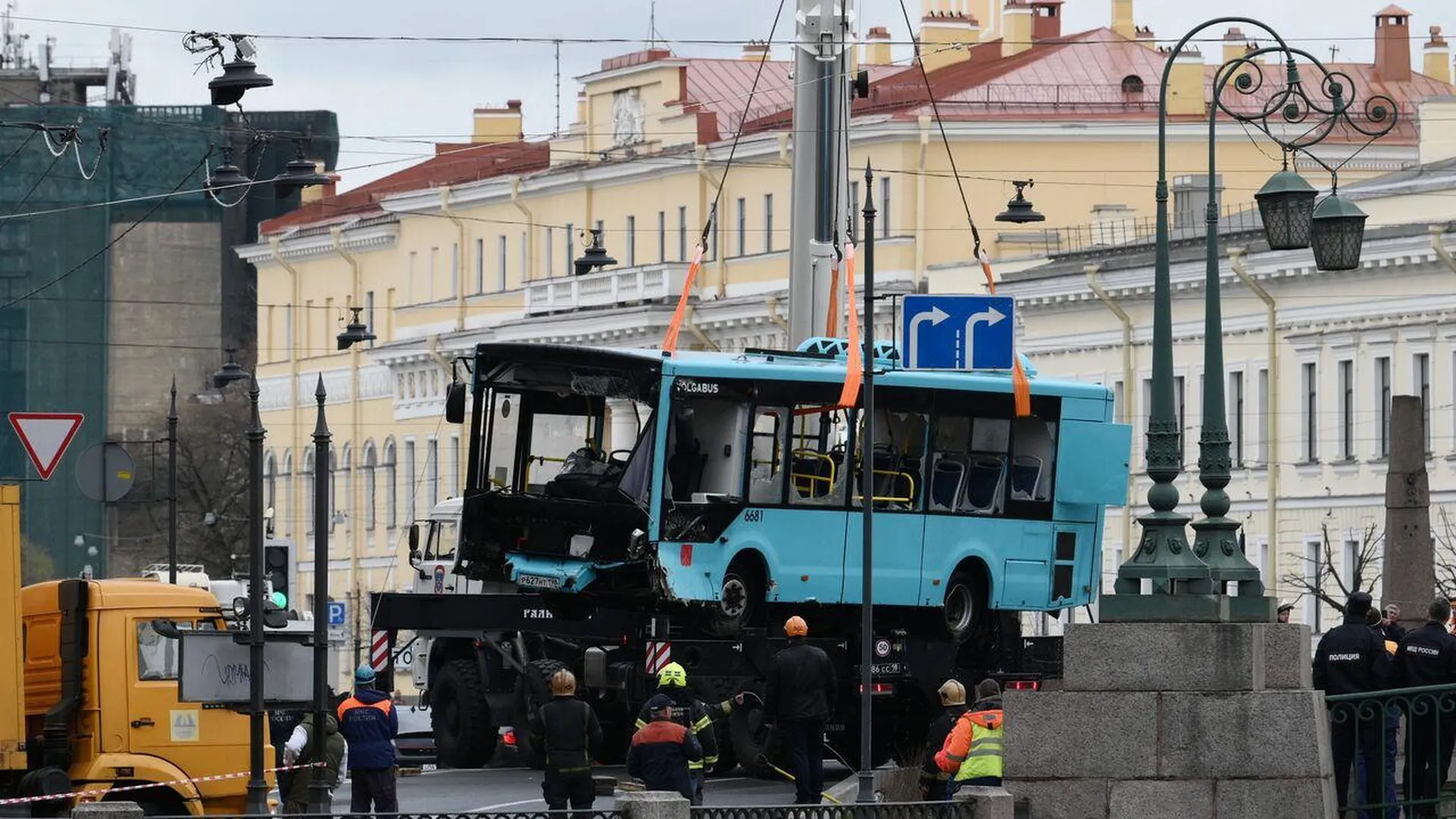 Падение автобуса в Мойку в Петербурге сняли с нового ракурса | Российские  новости - 360tv News