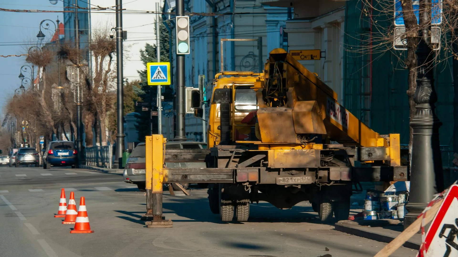 Россиянки вызвали автовышку, чтобы вытащить друга из квартиры на прогулку |  Российские новости - 360tv News