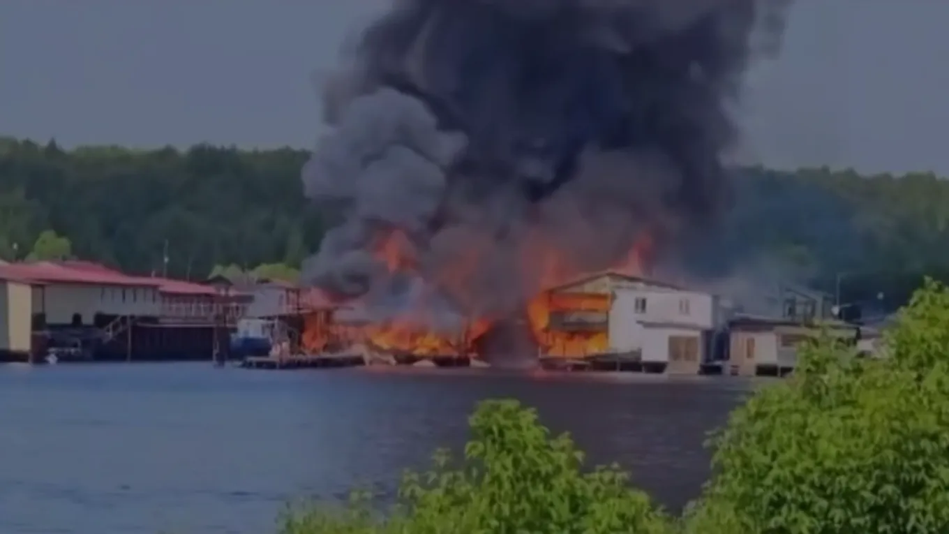 «Картина жуткая». Появилось видео пожара на лодочной станции в Тверской области