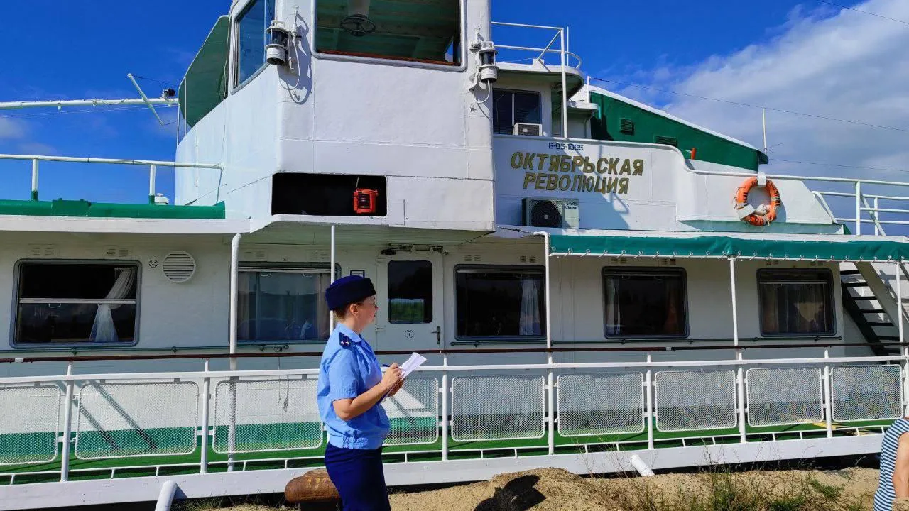 Пассажирский теплоход под Нижним Новгородом врезался в грунт и получил  пробоину | Российские новости - 360tv News