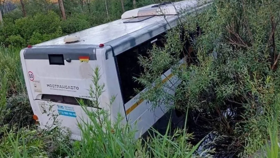 Водитель пассажирского автобуса не справился с управлением на трассе в Подмосковье