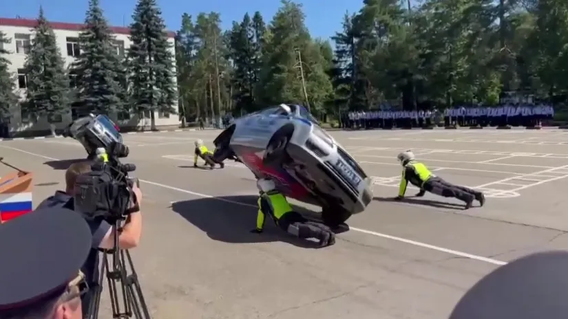 Автомобиль ГИБДД рухнул на сотрудника на показательном выступлении в Ивантеевке