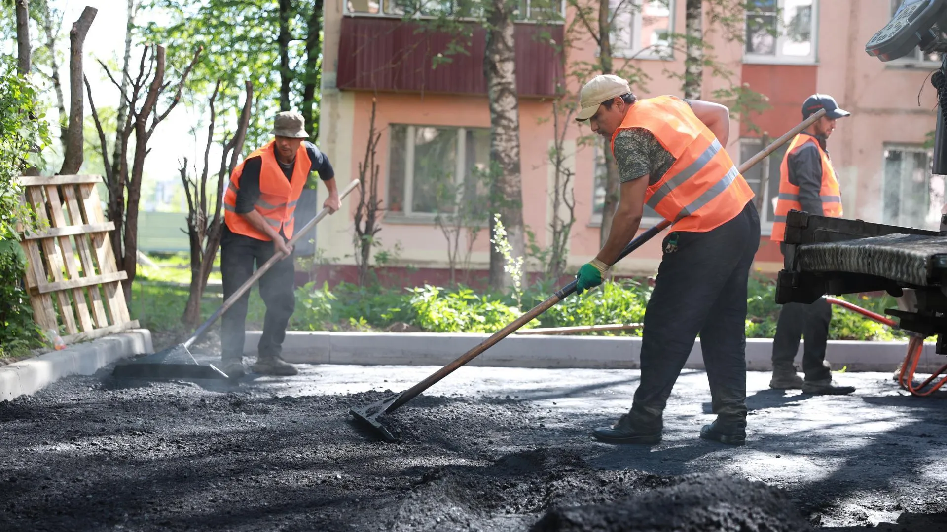 Еще семь дворов в Химках благоустроят у концу июля