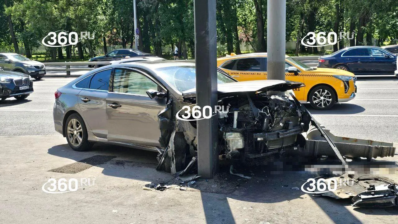 На севере Москвы водитель влетел в столб и разбился насмерть | Российские  новости - 360tv News