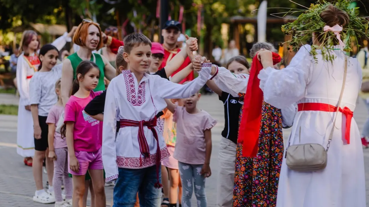 Более 35 тысяч человек посетили парки Подмосковья в День любви, семьи и  верности | Российские новости - 360tv News