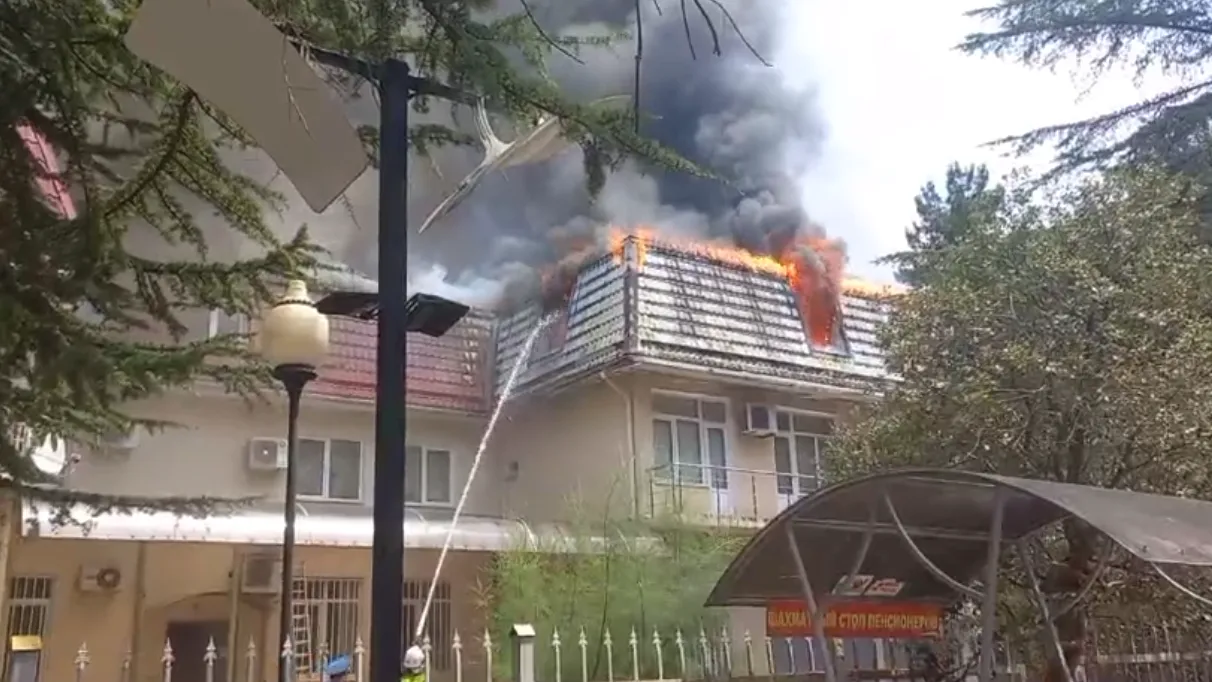 Пожар в Лазаревском районном суде Сочи сняли на видео