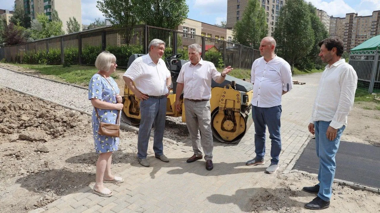 Тротуары возле нового детского сада «Ромашка» обновили в Мытищах