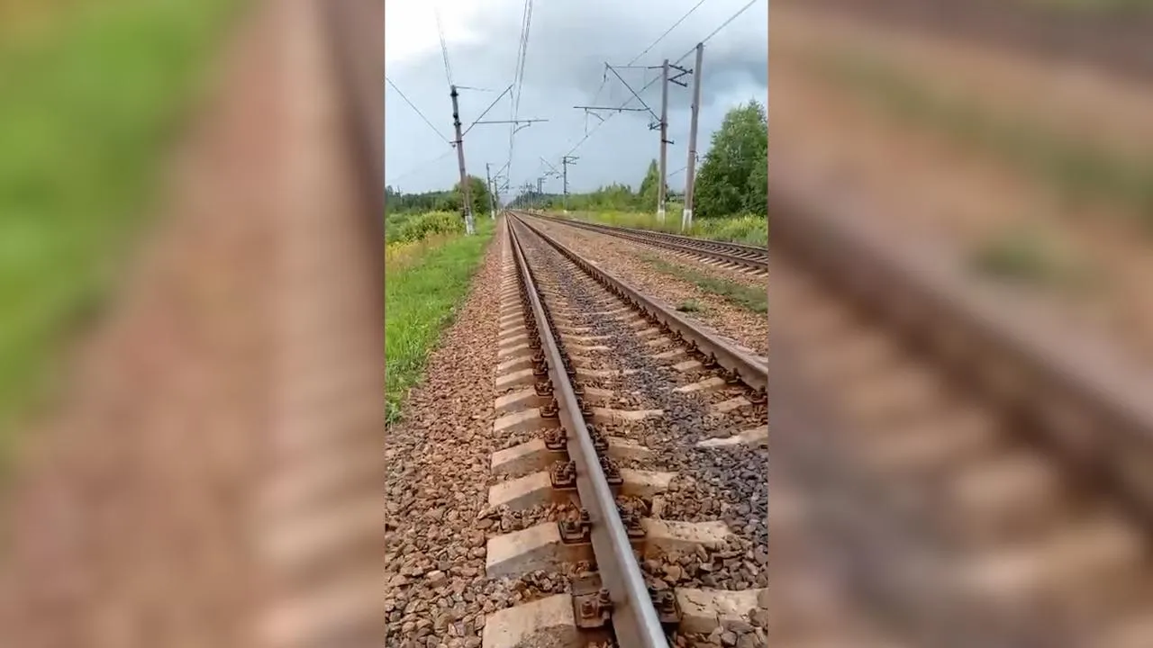 Появилось видео с места гибели сбитого поездом подростка в Ленобласти