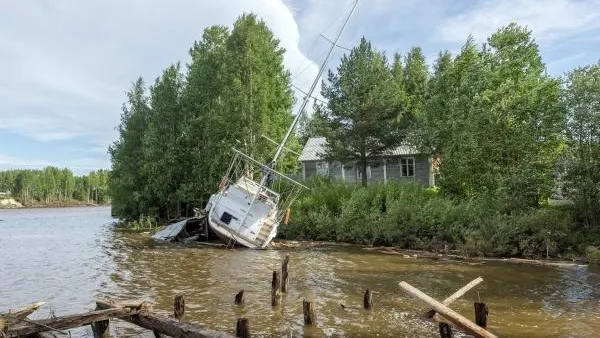 «Машина уплыла, все унесло». Житель поселка в Карелии рассказал о потопе после ЧП с Дамбой