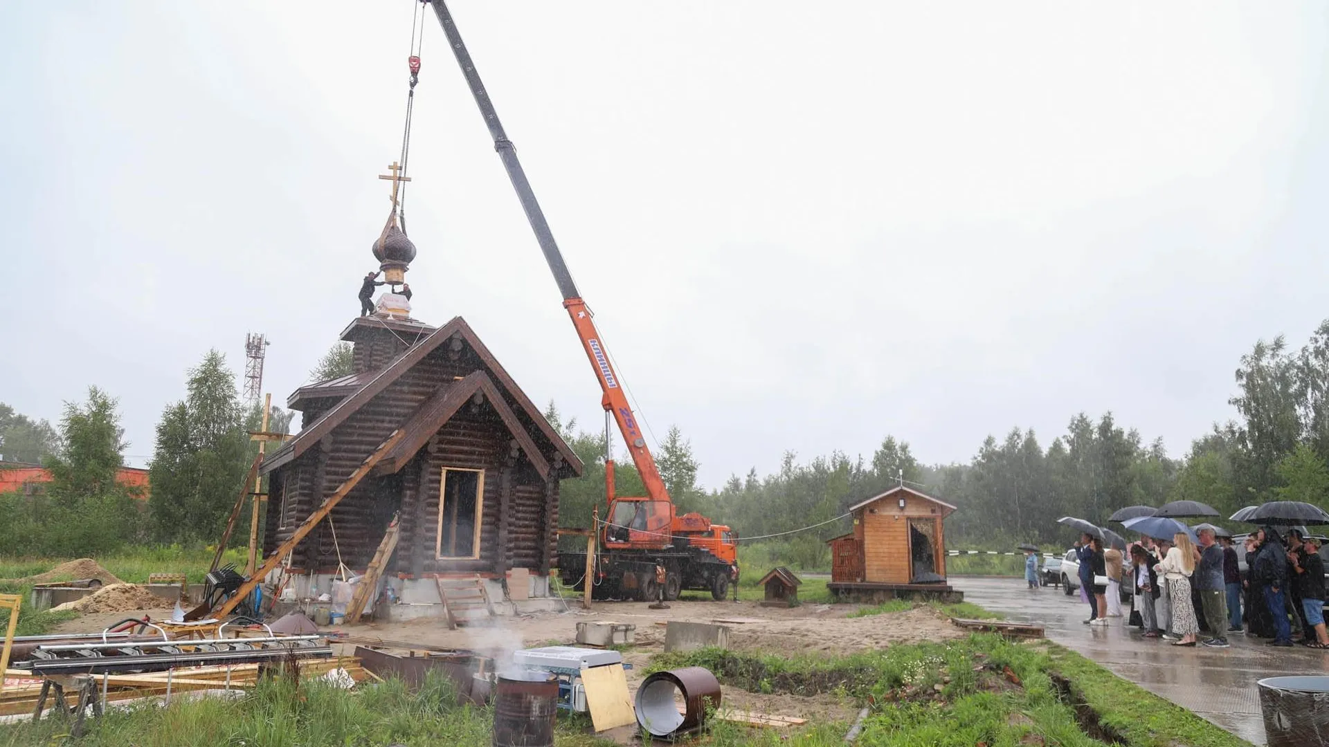 Крест установили на строящийся храм в поселке «Лазарево парк» под Ногинском