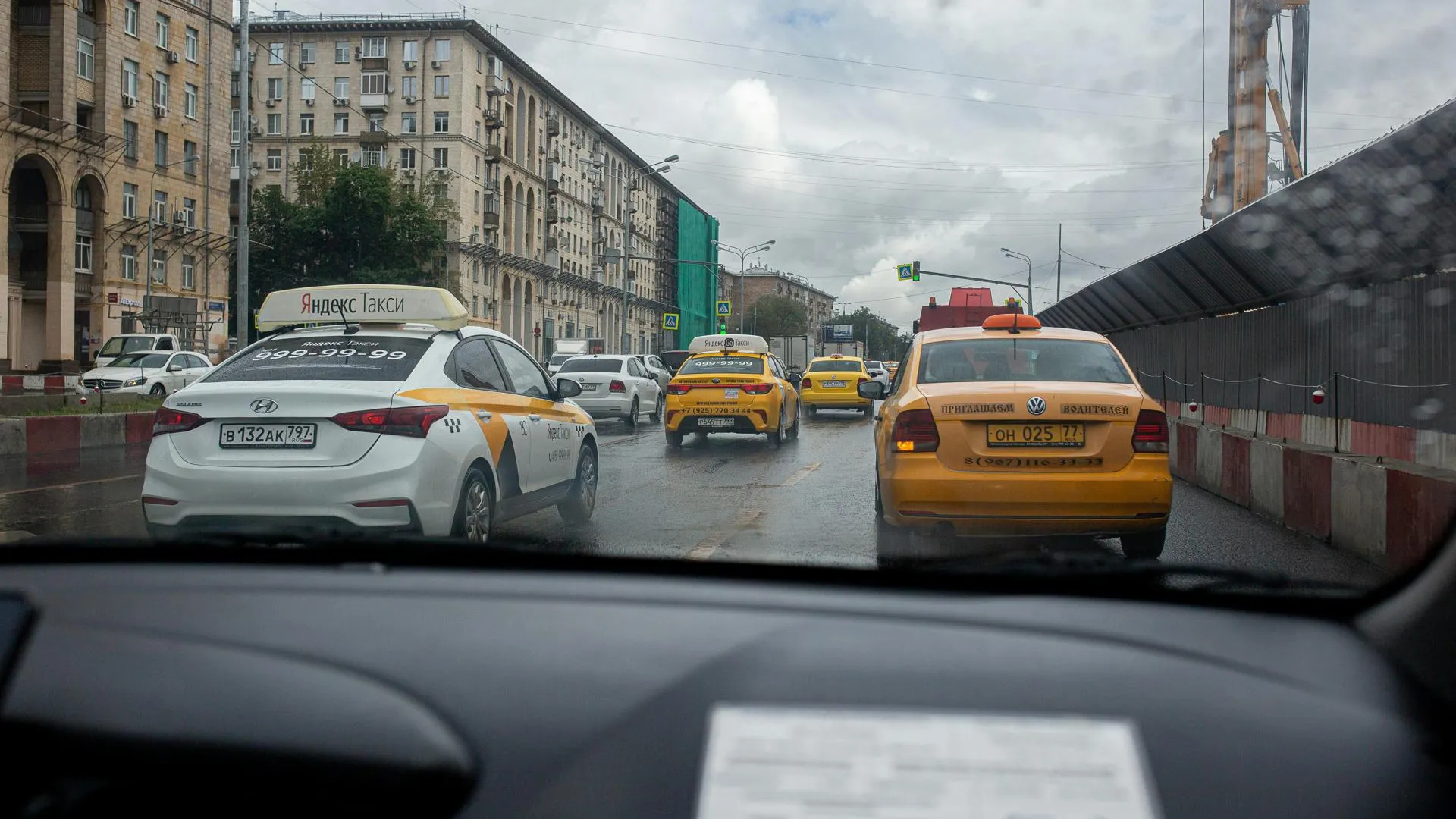 Стали известны подробности о пристававшем к пассажиркам в Москве таксисте