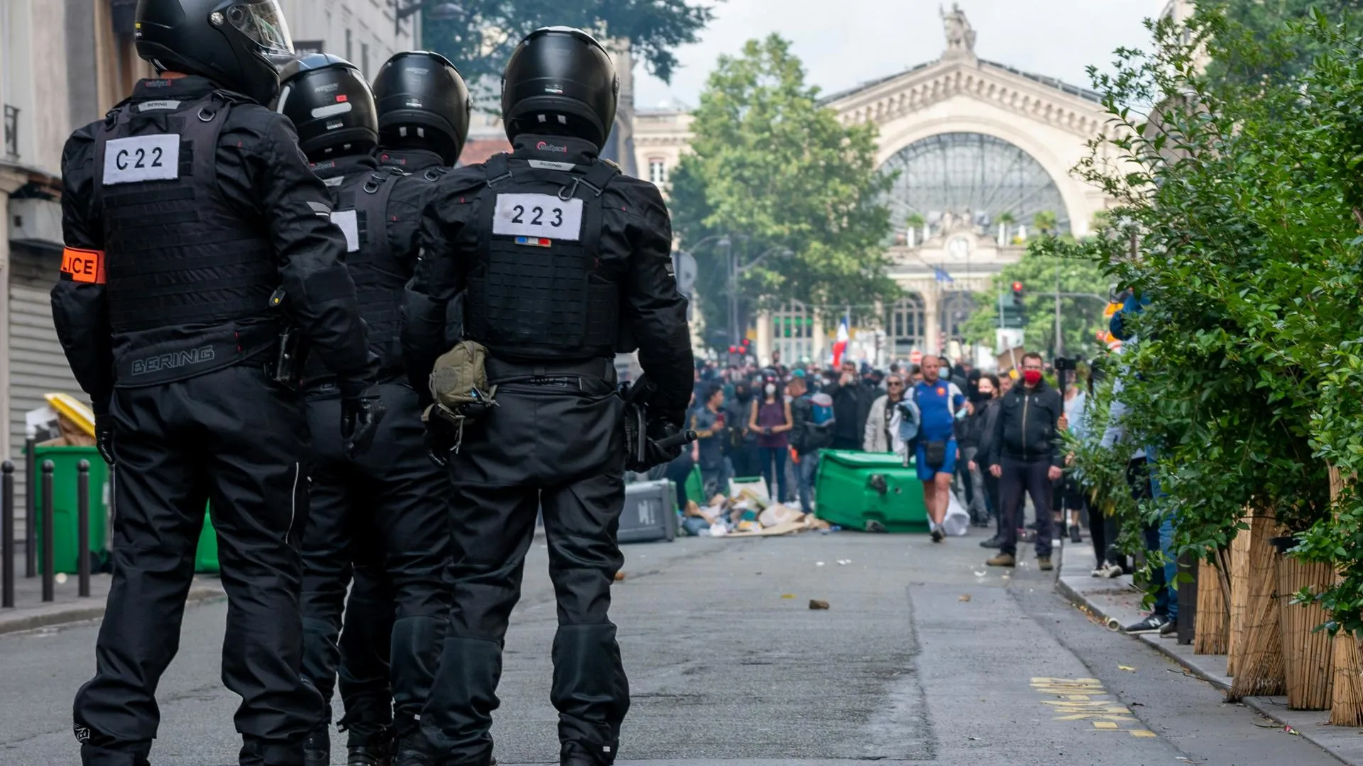 Парижане устроили митинг против Макрона