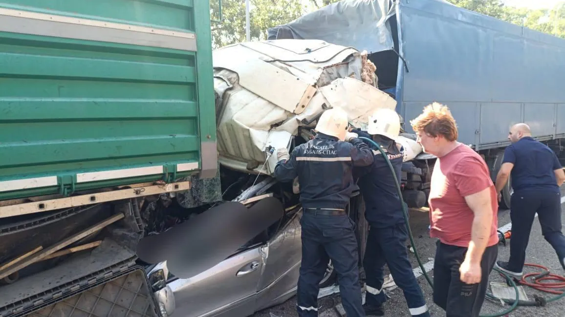 Три человека погибли в зажатой грузовиками на Кубани иномарке