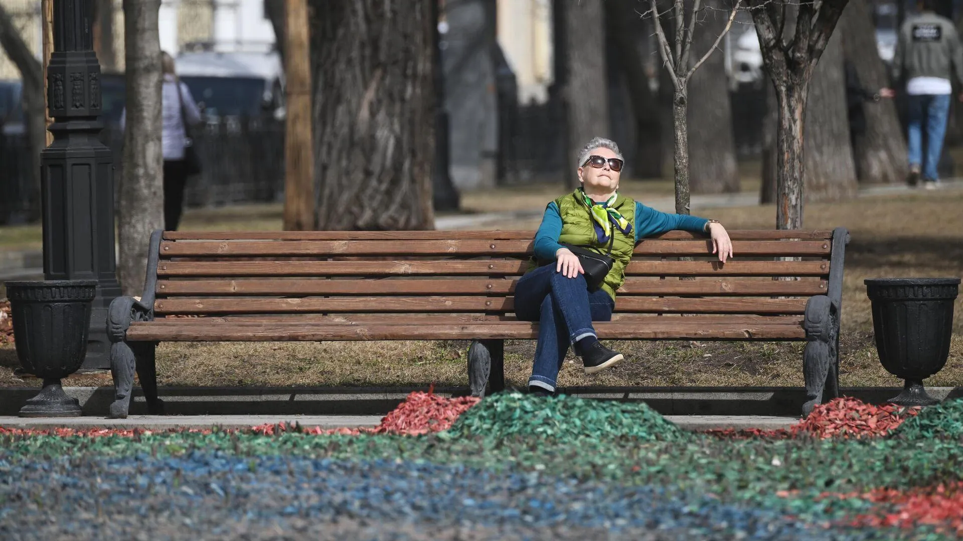 «Обгореть сейчас ничего не стоит». В Москве и Подмосковье в выходные будет жарко